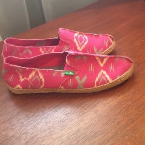 NWOT Sanuk Ikat Patterned Magenta Espadrilles